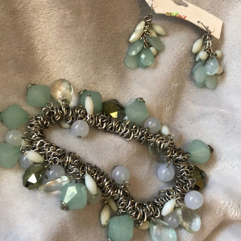 Sea foam green bracelet stretchy. And matching drop earrings
